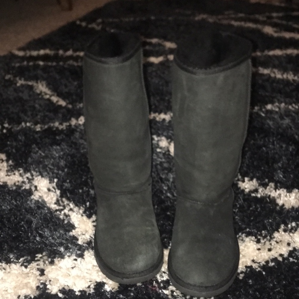 Uggs - Picture 2 of 4